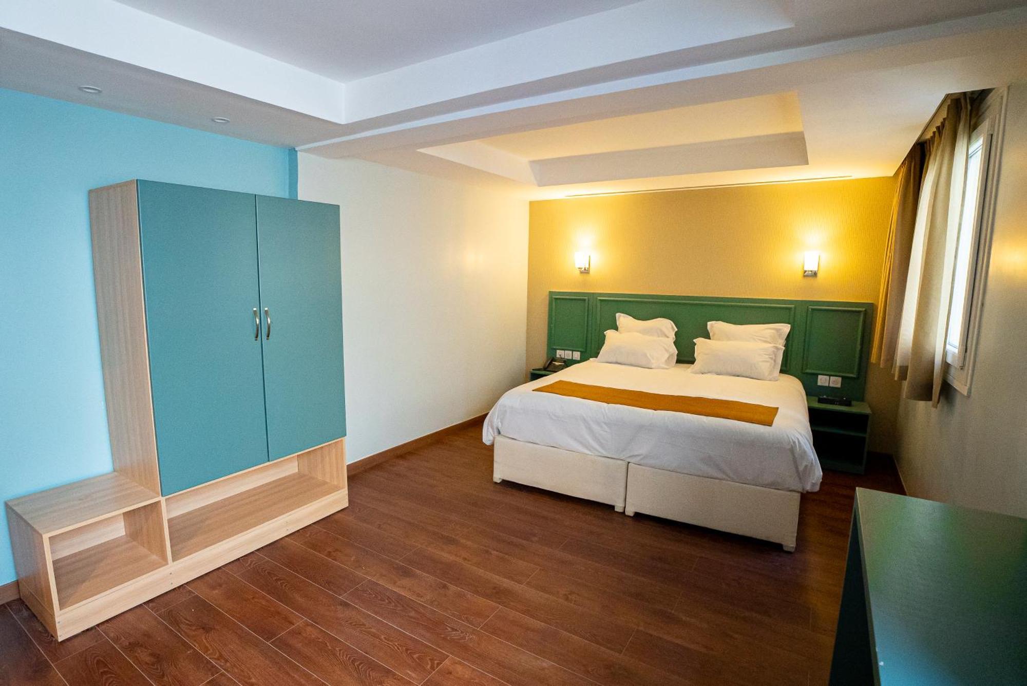Breeze Hotel Calais Exteriör bild